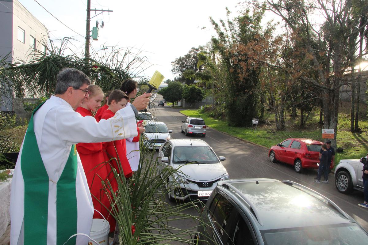 Bênção aos carros e motoristas ocorreu na rua São Leopoldo, no bairro Primavera