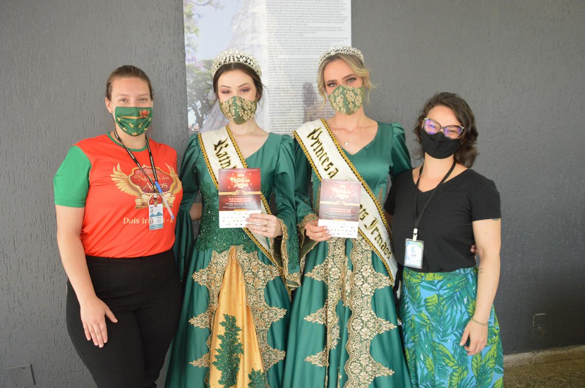 Larissa Mentz, do Departamento de Turismo; Rainha de Dois Irmãos Tainara Schneider e 2ª Princesa Djenifer Kronbauer, com Bela Reichert, da Um Cultural