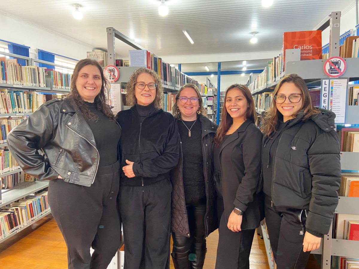 Bruna, Solange, Andréa, Tainara e Amanda formam a equipe