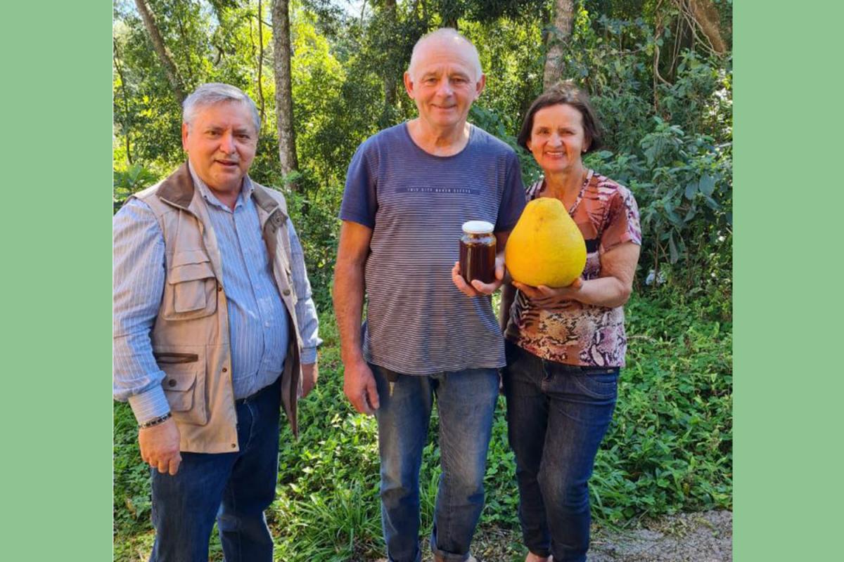 Pe. Paulo com Paulo Back Zimmermann e Maria Lucia Wendling Feiten Pe. Paulo com Paulo Back Zimmermann e Maria Lucia Wendling Feiten
