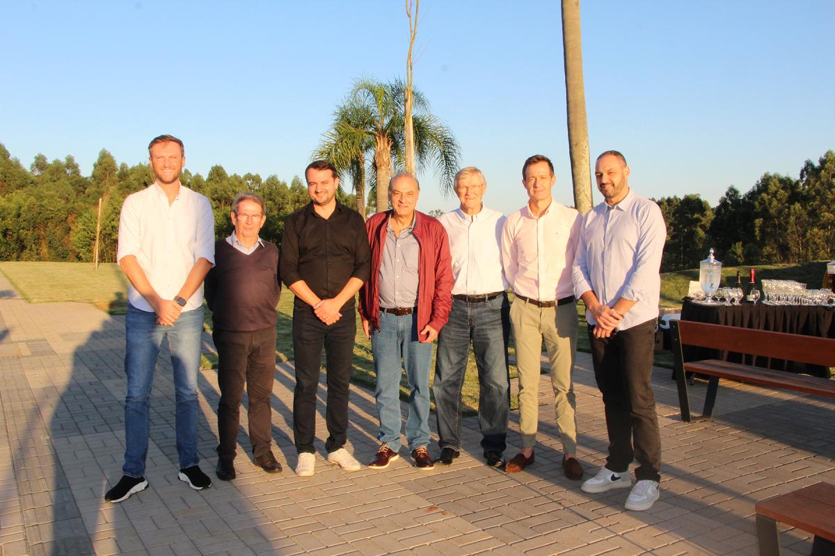 Humberto Henrich, vice-prefeito Juarez Stein, prefeito Jerri, Alberto Walter, Gilberto Henrich, Renan Henrich e Auber Césaro