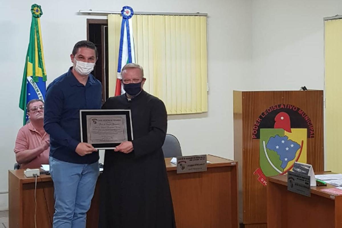 Cristiano entregou a placa ao padre César