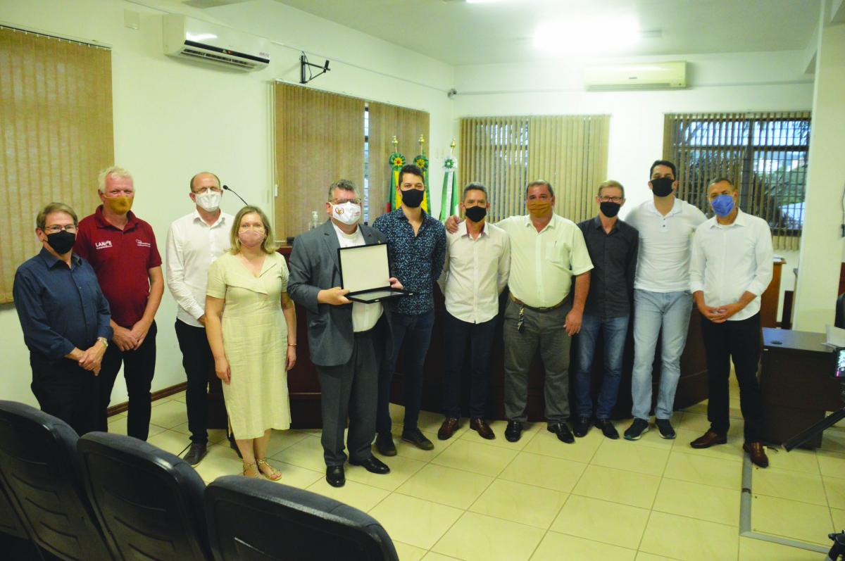 Sacerdote com os demais vereadores e autoridades locais Sacerdote com os demais vereadores e autoridades locais