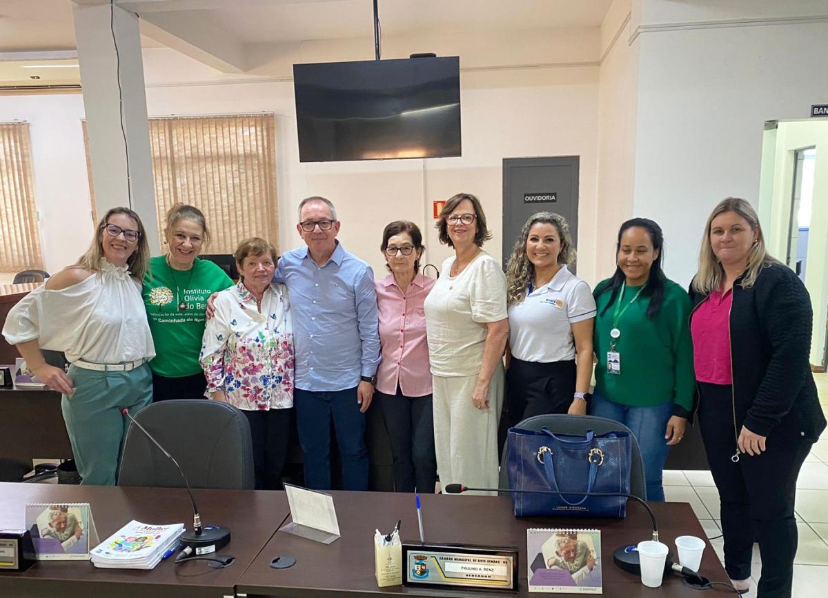 Conselheiras dos Direitos da Mulher com o palestrante (Fotos: Divulgação / PMDI) Conselheiras dos Direitos da Mulher com o palestrante (Fotos: Divulgação / PMDI)