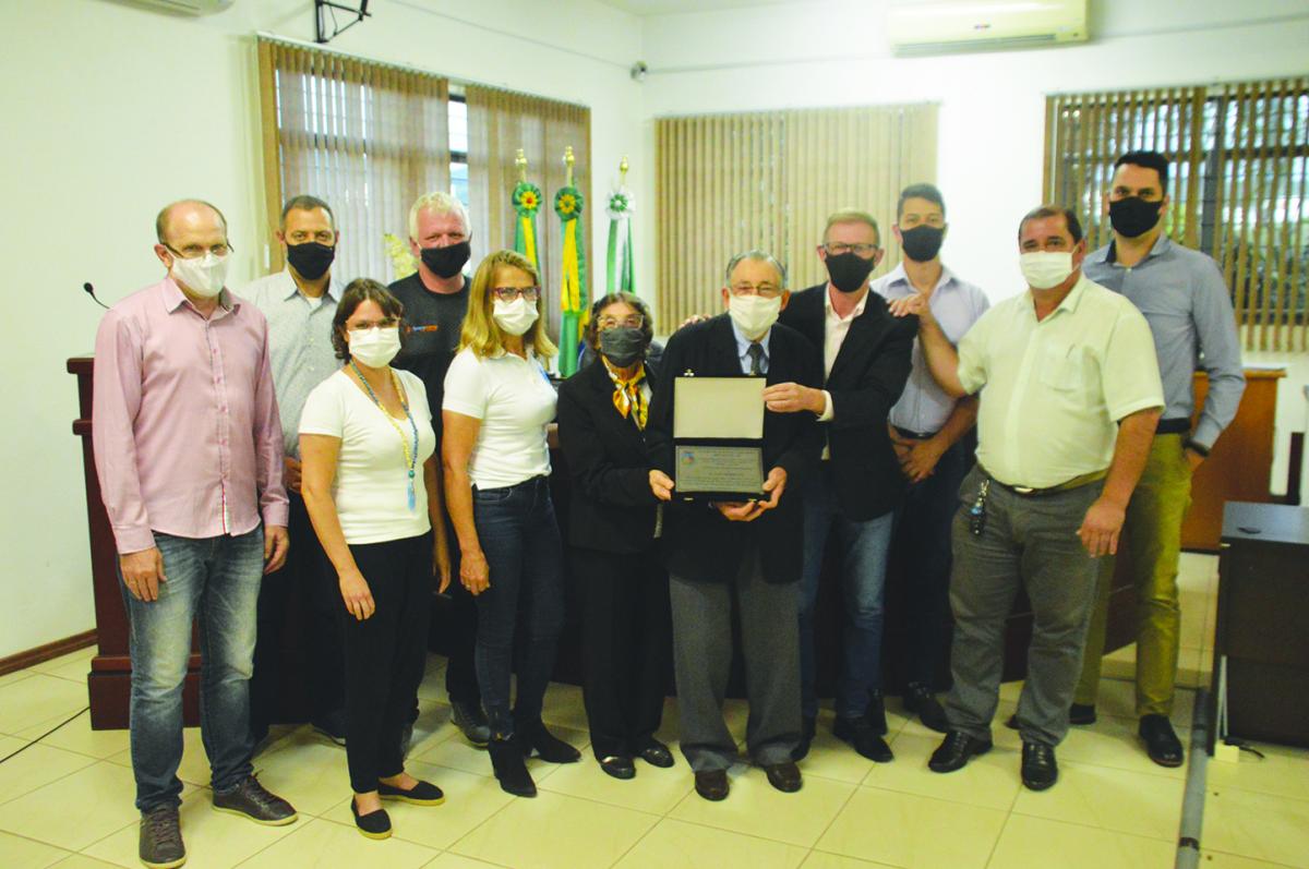 O homenageado com os vereadores O homenageado com os vereadores