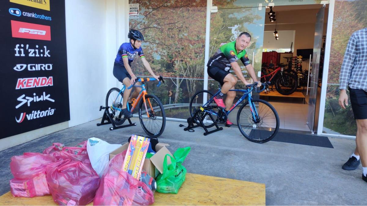 Nicolas e Andreas deram a largada às 12h de pedal fixo Nicolas e Andreas deram a largada às 12h de pedal fixo