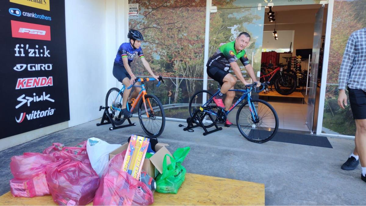 Nicolas e Andreas deram a largada às 12h de pedal fixo