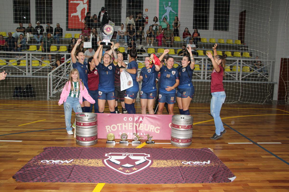Atletas da equipe de Portão comemoram o título