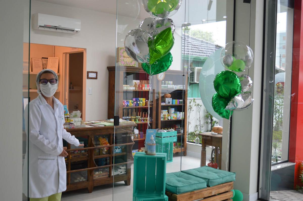 Cristine convida clientes para conhecerem a nova loja da Pharmazie