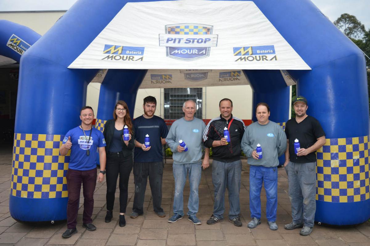 Lucas, das Baterias Moura, ao lado da equipe da Mecânica Eliseu, formada por Cristina, João, Eliseu, Eleandro, Jonas e Roni