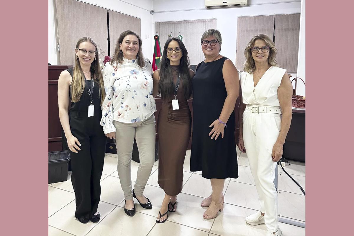 Maitê, Adelia, Éllin, Andrea e Celina, as mulheres da Câmara
