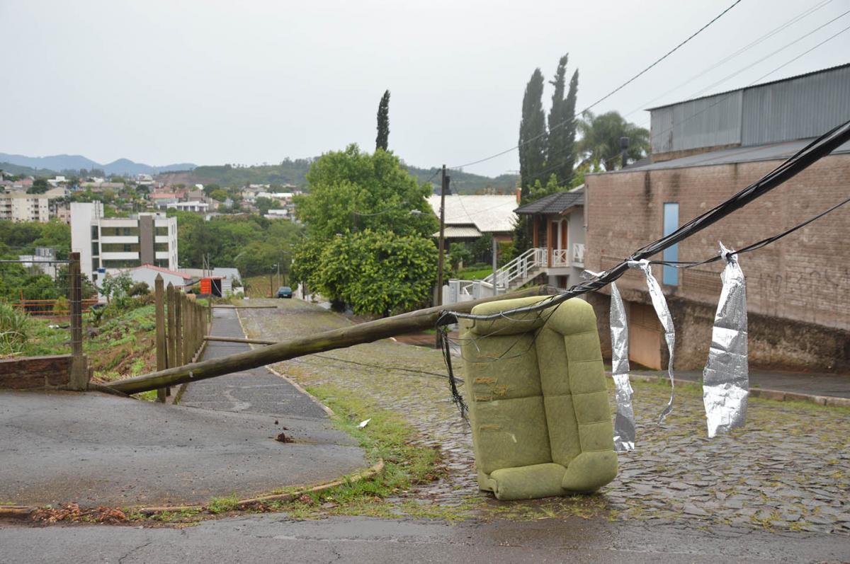 Suspeita é de que postes tenham caído durante a ventania registrada na madrugada de quinta-feira