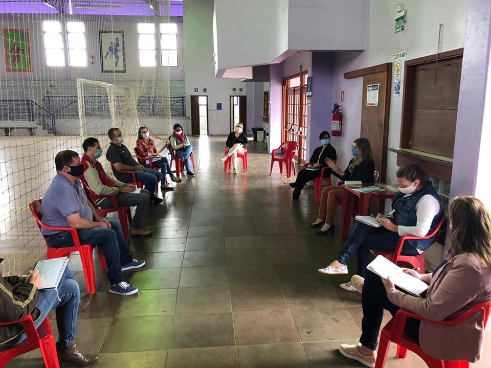 Autoridades estiveram reunidas no Ginásio Municipal Autoridades estiveram reunidas no Ginásio Municipal