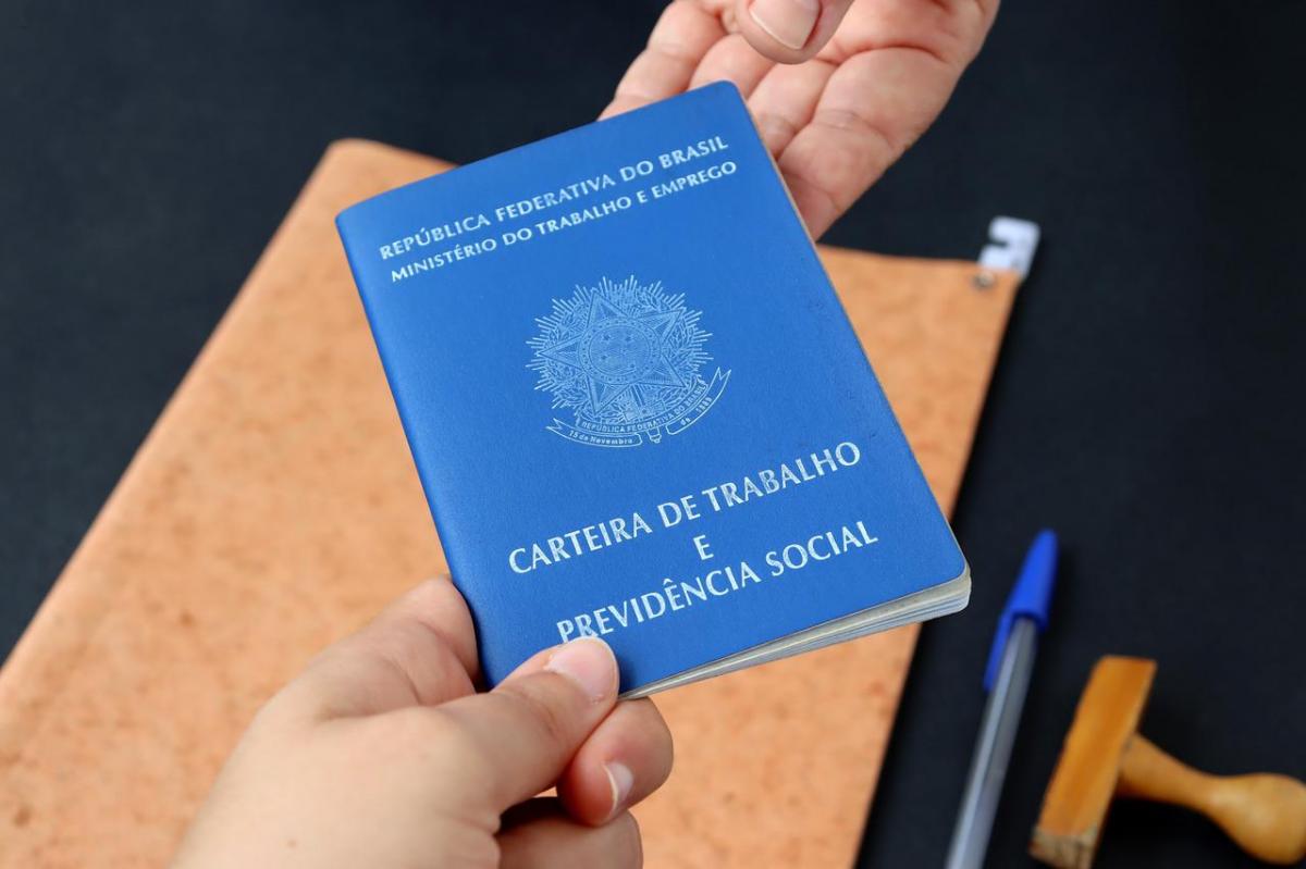 Foram 3.242 contratações e 2.898 desligamentos no período