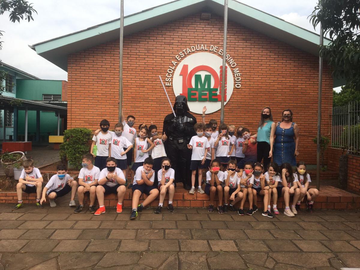 Interpretando o personagem Darth Vader, do filme Guerra nas Estrelas, ele registrou o momento ao lado da turma Interpretando o personagem Darth Vader, do filme Guerra nas Estrelas, ele registrou o momento ao lado da turma
