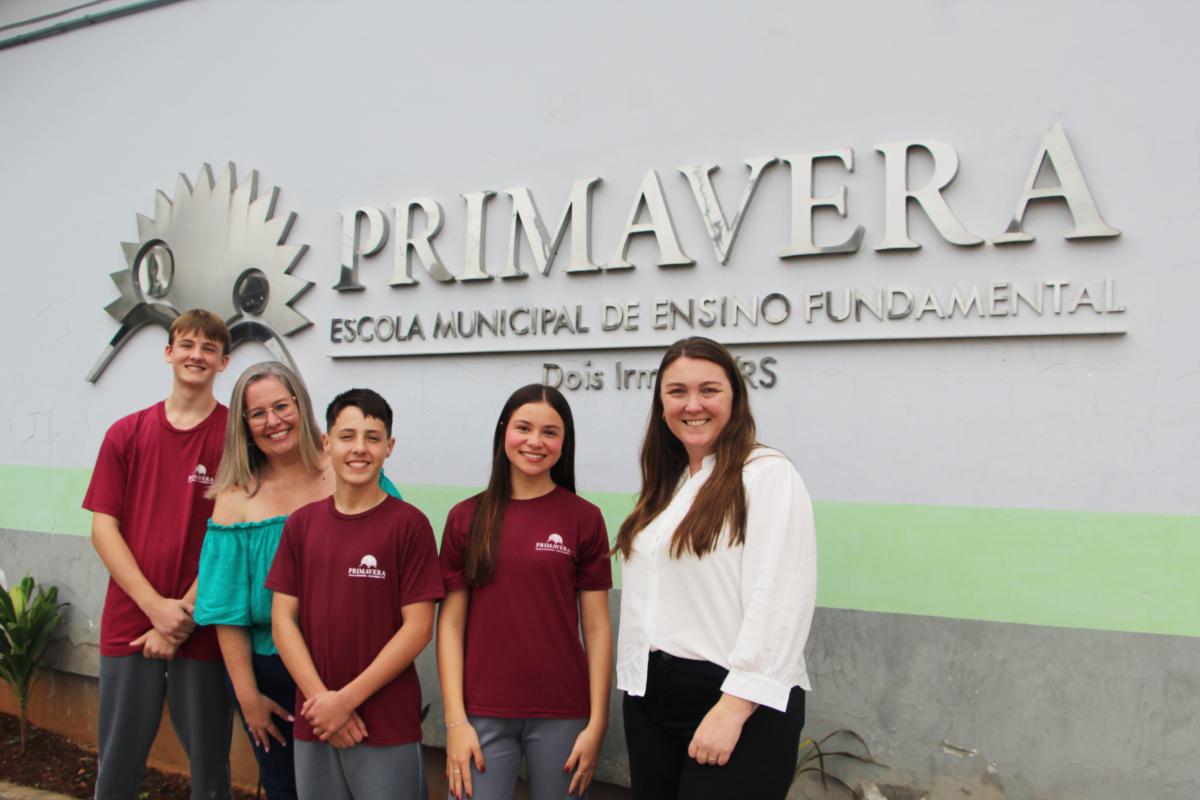 Davi, vice-diretora Melissa, Cauã Henrique, Luizy e orientadora Vanessa