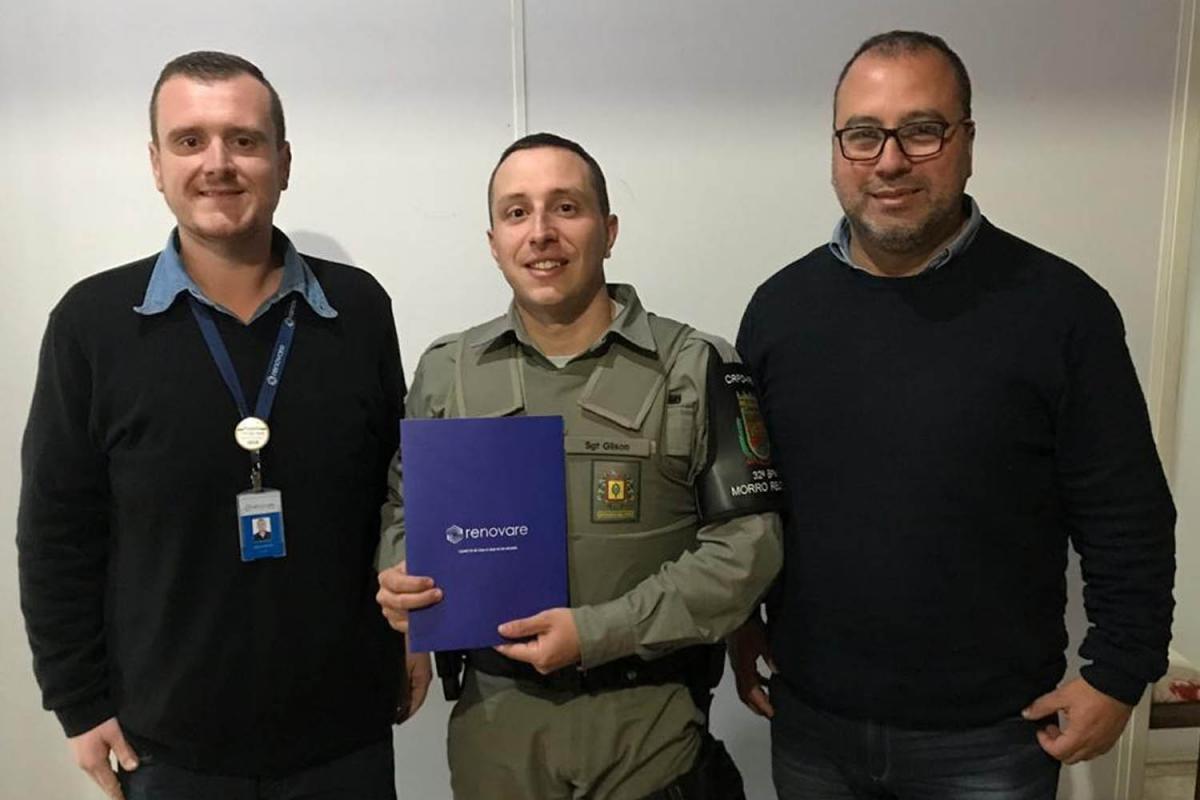 Sargento Gilson (centro) com representantes da Renovare, o vendedor Matheus Brixner e o coordenador comercial Gustavo Lopes