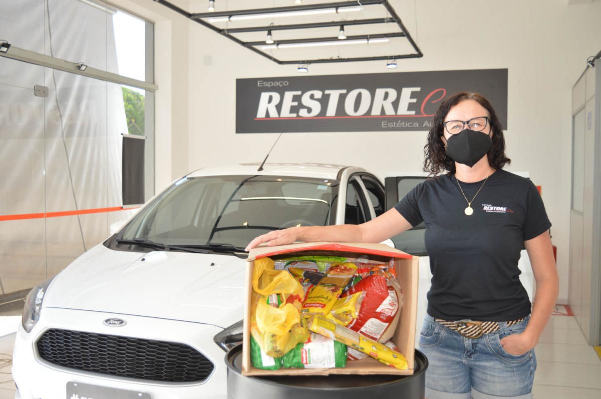 Izabel, da Restore Car, com parte das doações já arrecadadas