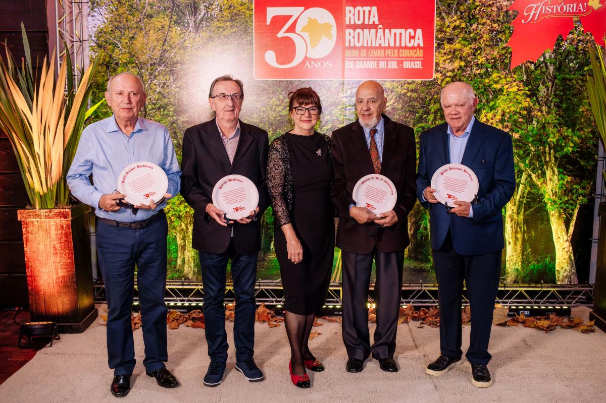 Prefeitos fundadores da entidade com a presidente Terezinha – entre eles, está o ex-prefeito de Dois Irmãos Renato Dexheimer (2º da esquerda para a direita)