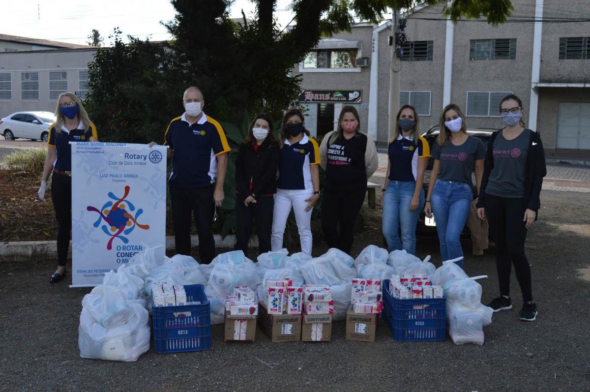 Membros do Rotary e Rotaract distribuíram doações no sábado
