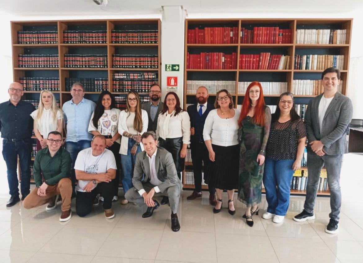 Vereador Clérice (primeiro agachado) participou da reunião na OAB Novo Hamburgo onde se debateu o bem-estar animal