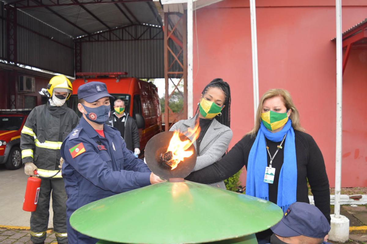 Tenente Cassius, prefeita Tânia e secretária Denise acenderam o Fogo Simbólico Tenente Cassius, prefeita Tânia e secretária Denise acenderam o Fogo Simbólico