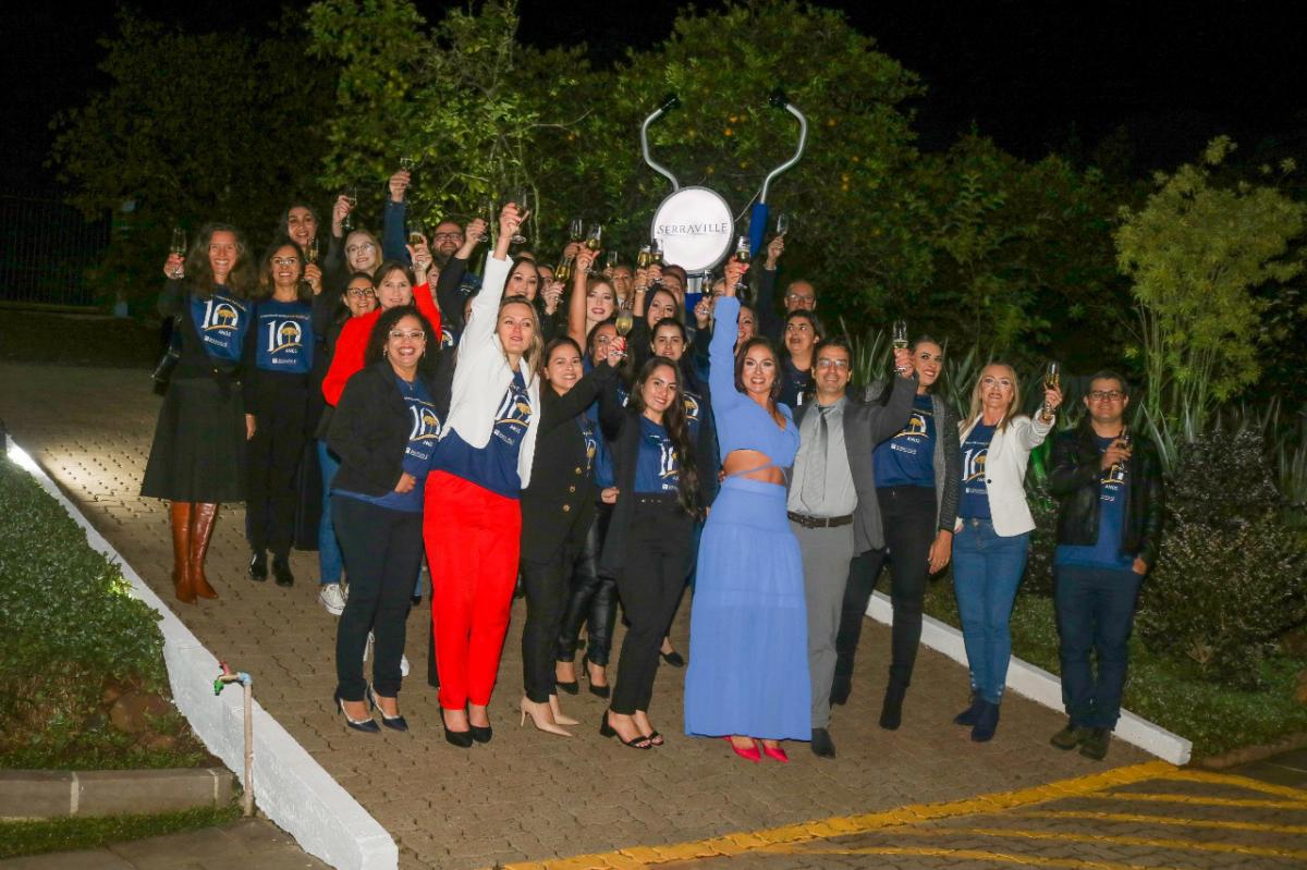 Parte da equipe brinda com João Paulo e Milena Fischer junto do estetoscópio, monumento instalado para comemorar os 10 anos