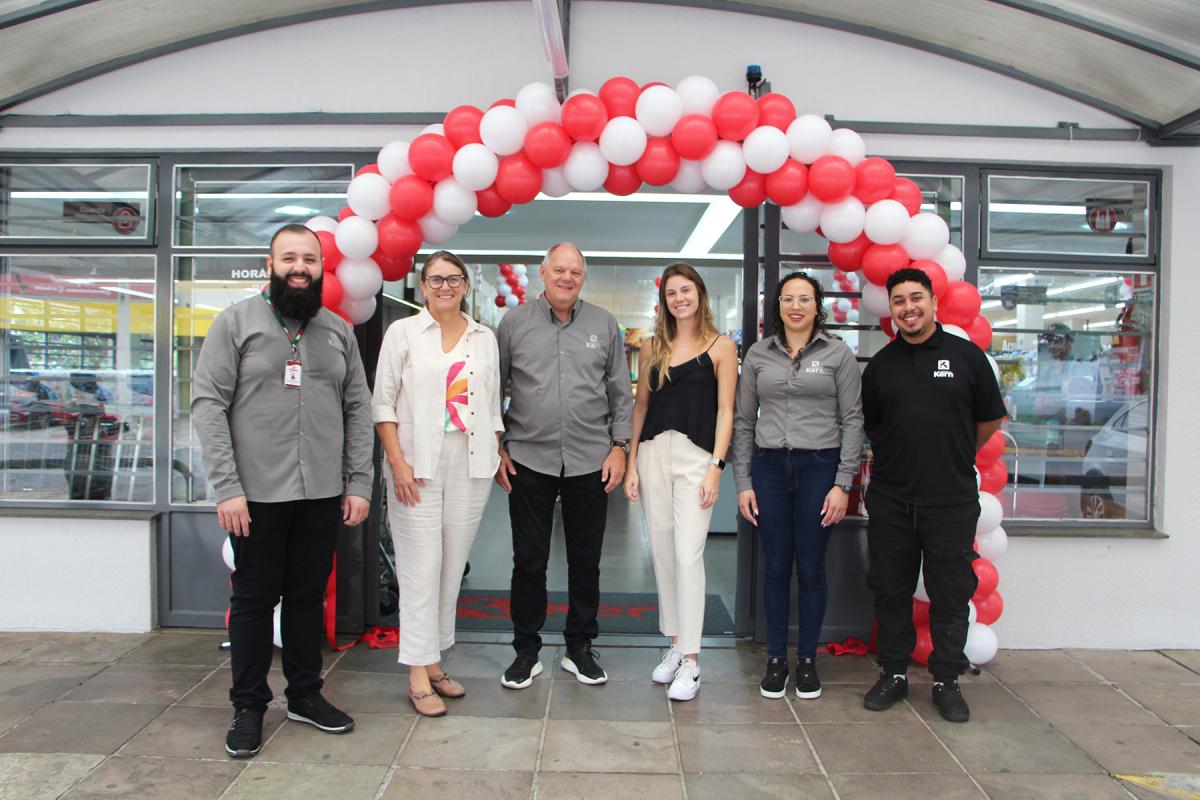 Gerente Paulo Roberto Paz, Margit Kern, Marcos Anibal Kern e Fernanda Kern, gerente operacional Elisandra Policeno e chefe de loja Rafael da Silva Gerente Paulo Roberto Paz, Margit Kern, Marcos Anibal Kern e Fernanda Kern, gerente operacional Elisandra Policeno e chefe de loja Rafael da Silva