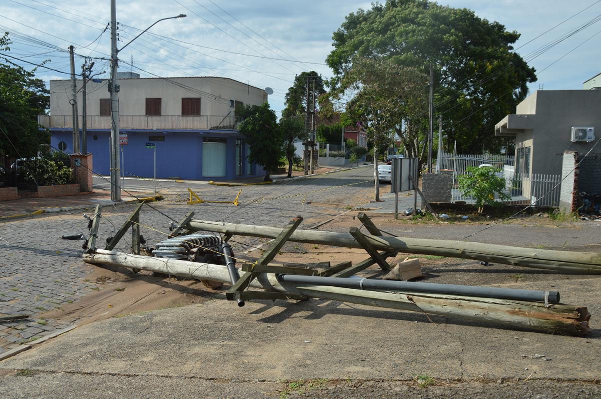 Poste caído interrompeu o trânsito na Avenida São Miguel, próximo ao Museu Histórico Poste caído interrompeu o trânsito na Avenida São Miguel, próximo ao Museu Histórico