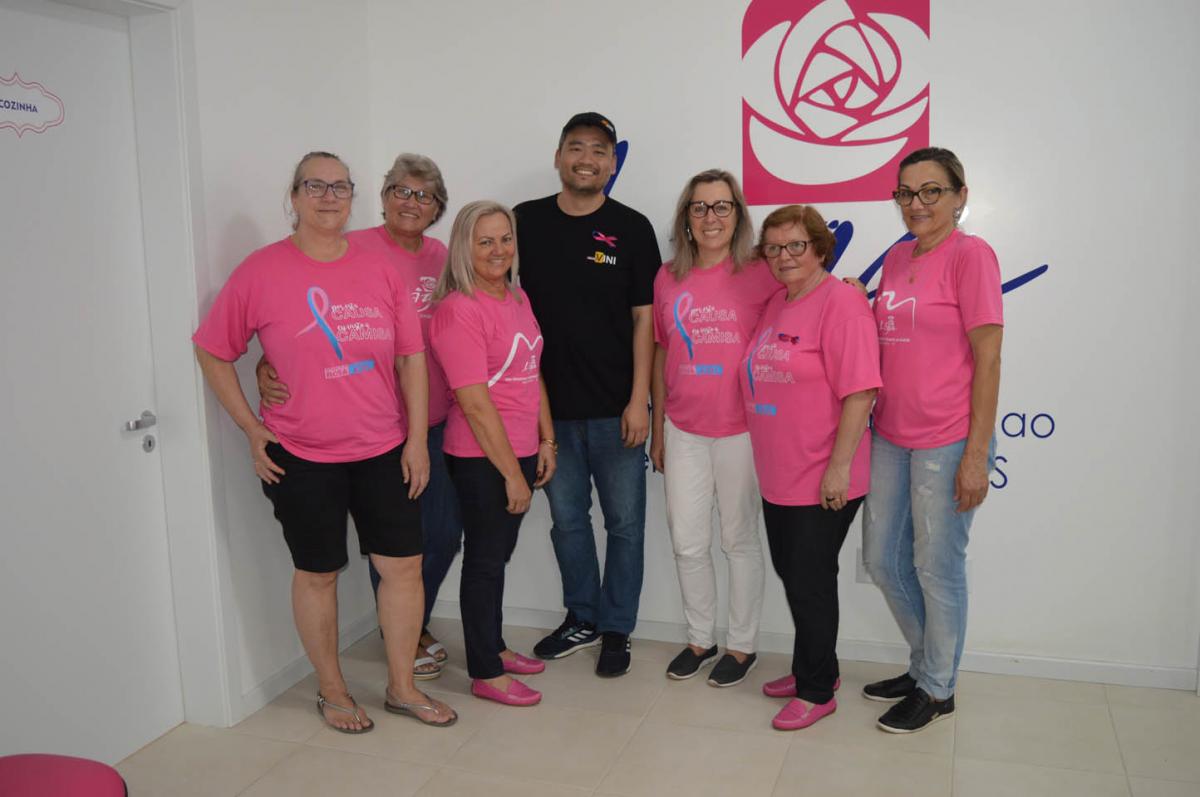 Douglas com voluntárias da Liga, na divulgação do evento