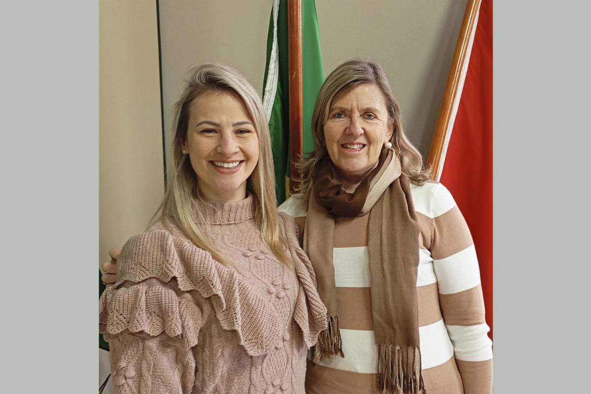 Thaís com a prefeita Carla Chamorro (Foto: Divulgação / PMMR) Thaís com a prefeita Carla Chamorro (Foto: Divulgação / PMMR)