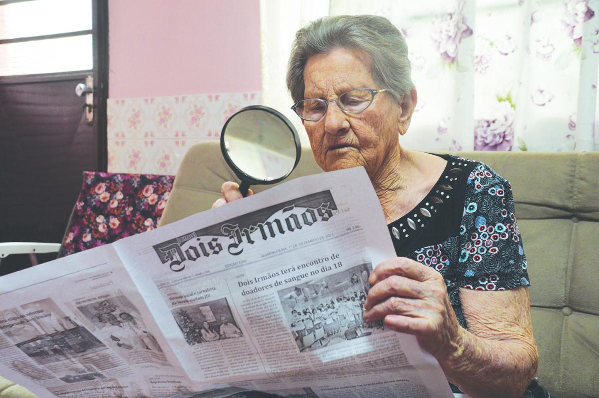 Maria Wickert lê o Jornal Dois Irmãos todos os dias com o auxílio de uma lupa