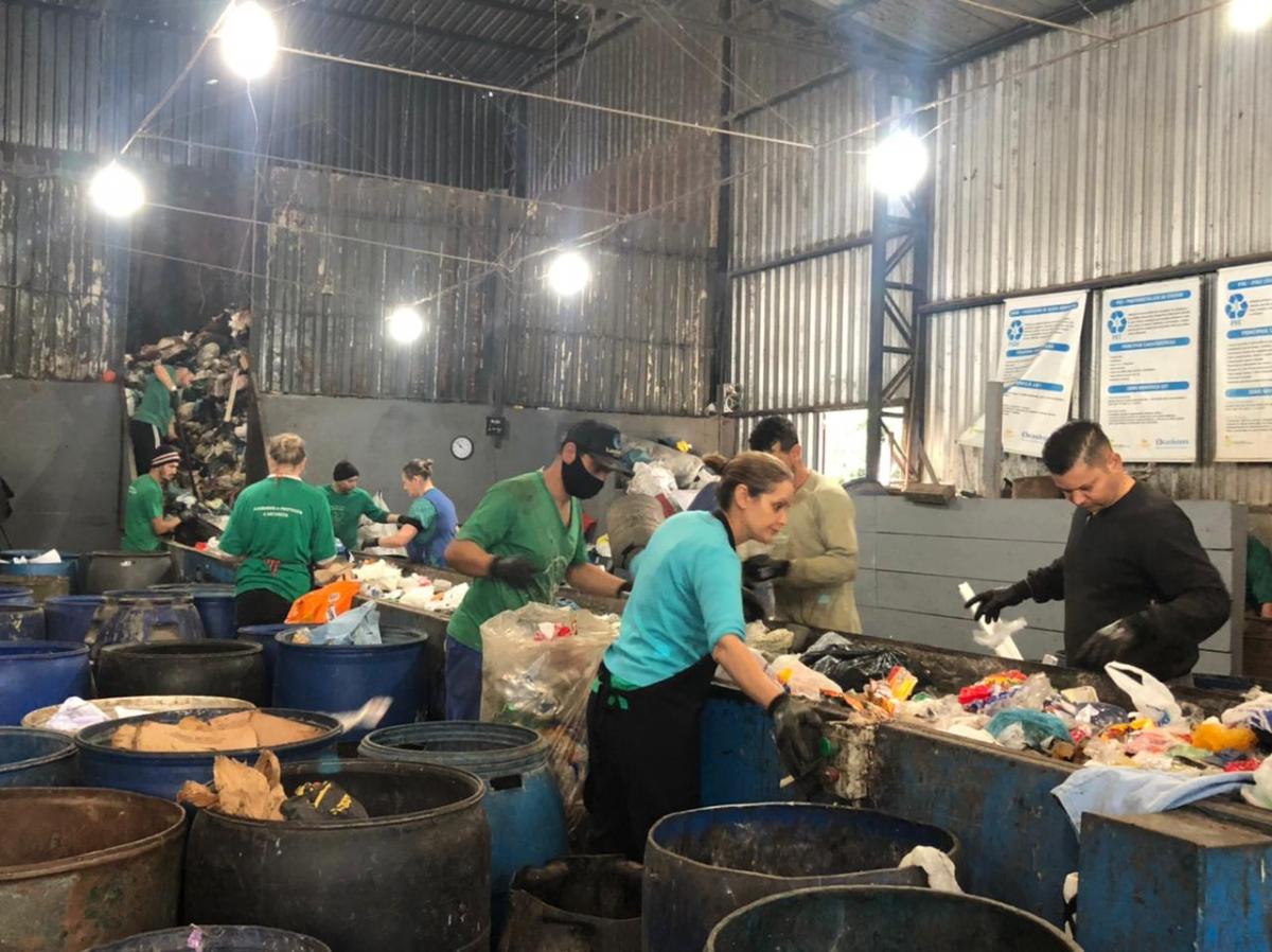 Entenda como Dois Irmãos passou de uma cidade que queimava lixo para uma referência nacional em reciclagem de resíduos 