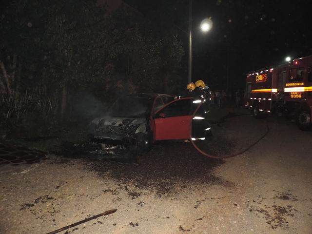 Bombeiros controlaram as chamas
