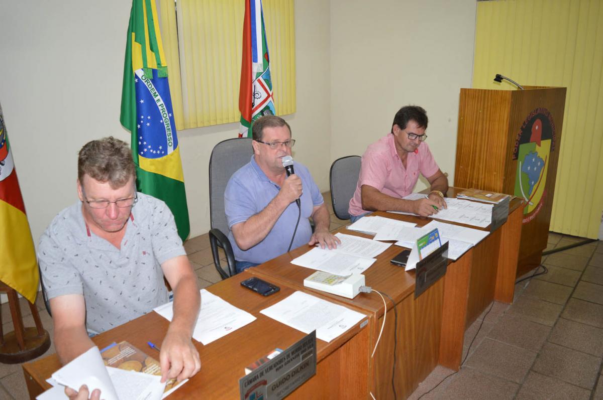 Presidente Renaldo Warken (centro) comanda os trabalhos em 2020