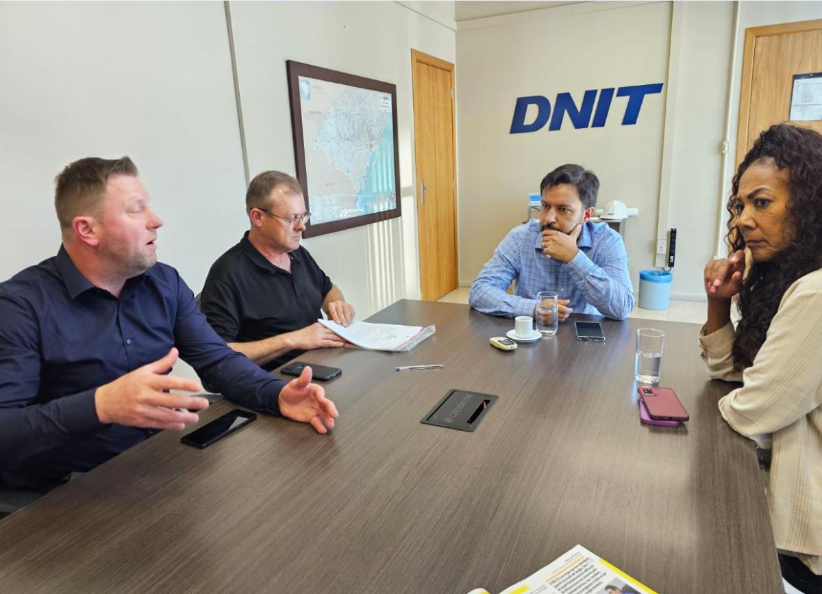 Kiko e Pitcha com o superintendente Hiratan e a ex-prefeita Tânia no DNIT (Fotos: Divulgação)