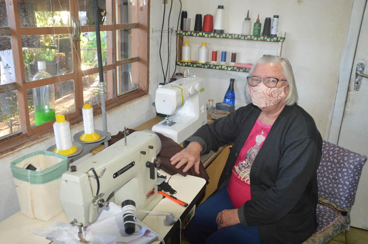 Irma Selch está em busca de ajuda para a costura das peças Irma Selch está em busca de ajuda para a costura das peças