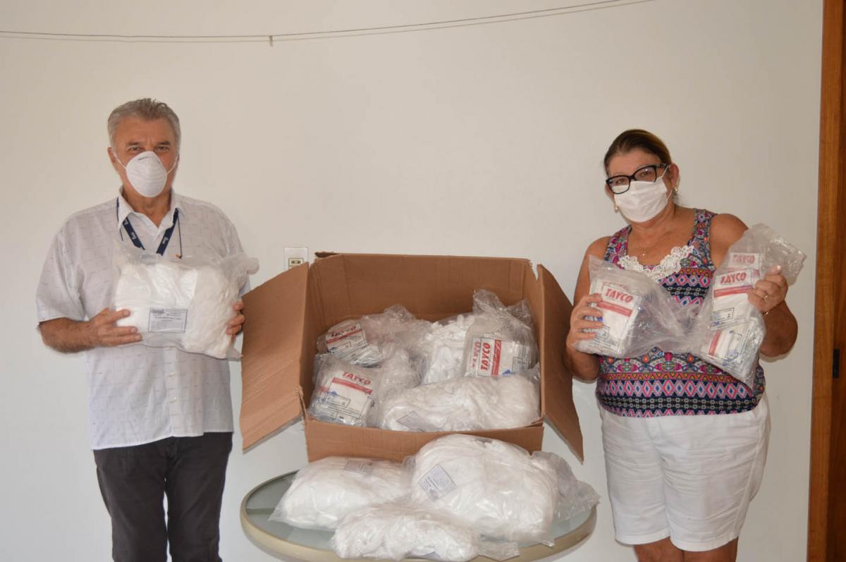 Diretor Arno Berger e voluntária Neusa Meurer Hansen