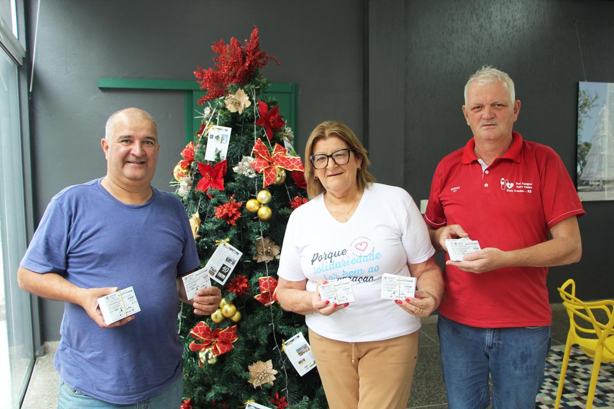 Tradicionalista Amarelo, Neusa, da Associação de Voluntários do Hospital, e Sérgio Kroetz, do Grupo de Doadores de Sangue, estiveram no JDI para divulgar os eventos Tradicionalista Amarelo, Neusa, da Associação de Voluntários do Hospital, e Sérgio Kroetz, do Grupo de Doadores de Sangue, estiveram no JDI para divulgar os eventos