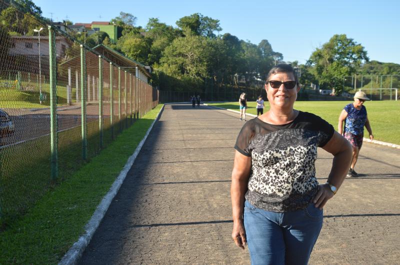 São mais de 10 anos de luta contra o câncer de mama. Dedicada a cuidar da saúde, ela caminha diariamente no Complexo Esportivo 