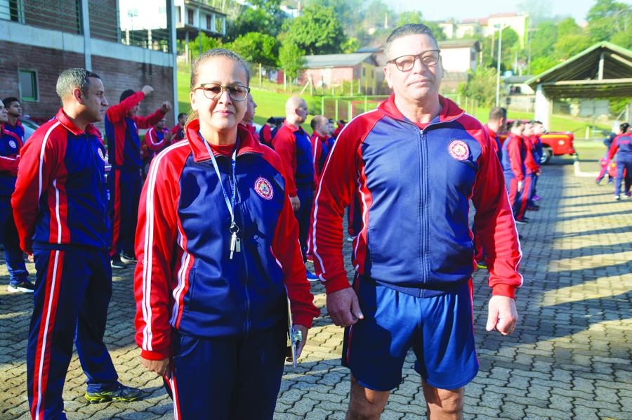 1ª Tenente Deise ao lado do sargento Pujol, do Corpo de Bombeiros de Dois Irmãos