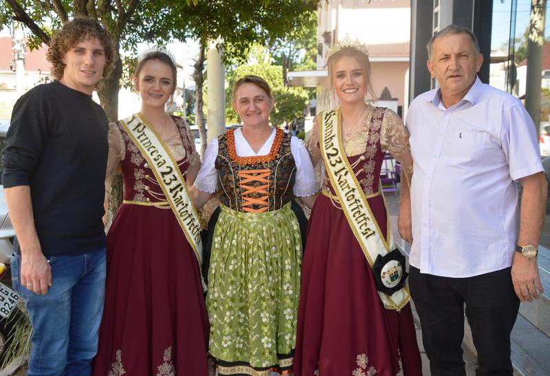 Visita no JDI: Lucas Molling, 1ª Princesa Alana Schneck, Maria Miguelina Kaefer, Rainha Franciele Scholles Braun e Marcos César Stoffel