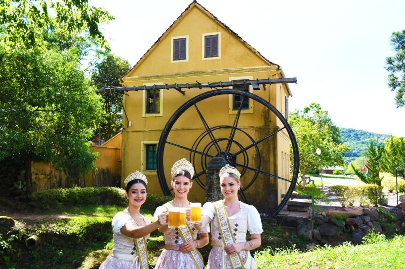 Rainha de Picada Café, Taila Benz, e princesas Nicole Leal Machado e Júlia Buss (Fonte: PMPC / Foto: Marco Dieter)