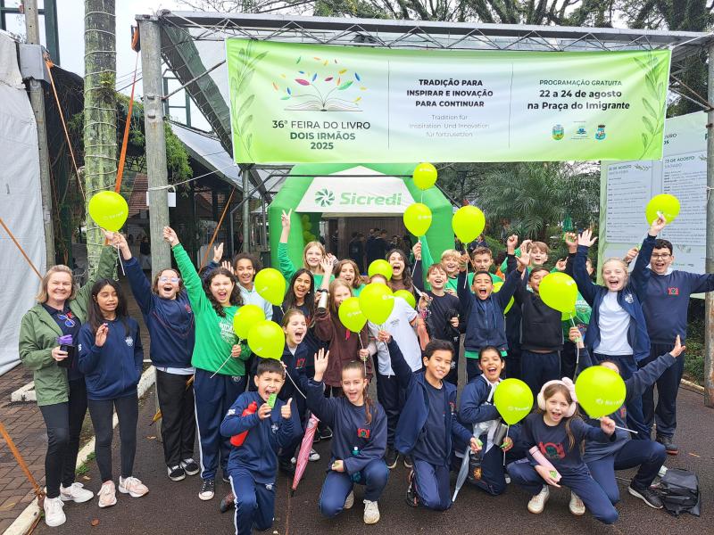 Turma 51, 5° ano, da Escola Estadual 10 de Setembro, acompanhada da professora Cristine Arnold Lindenmayer, visitou a Feira do Livro nesta sexta