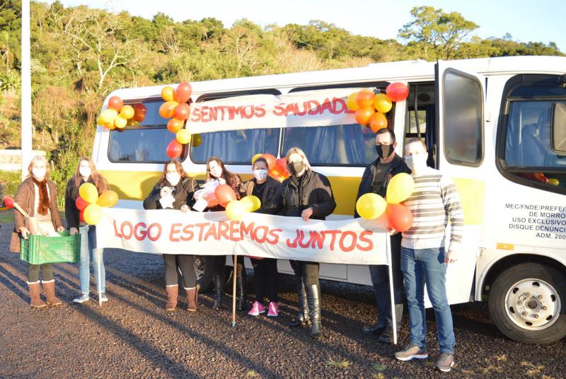 Logo depois das 7h30, grupo da escola Tiradentes partiu rumo às casas dos alunos