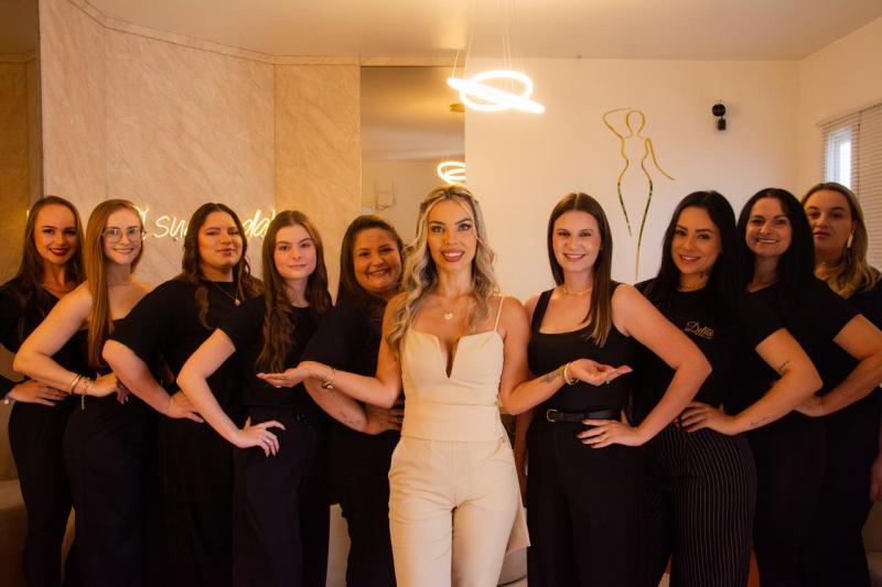 A Clínica Delux, de Paola Gloss, comemorou 2 anos de atividades em Dois Irmãos no dia 15 de abril. Na foto, Paola com parte de sua equipe
