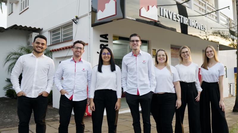 A Investir Imóveis completou 7 anos no último dia 3 de junho. Na foto, Rafael, Ramon, Thaina, Pedro, Elimeli, Júlia e Camyle