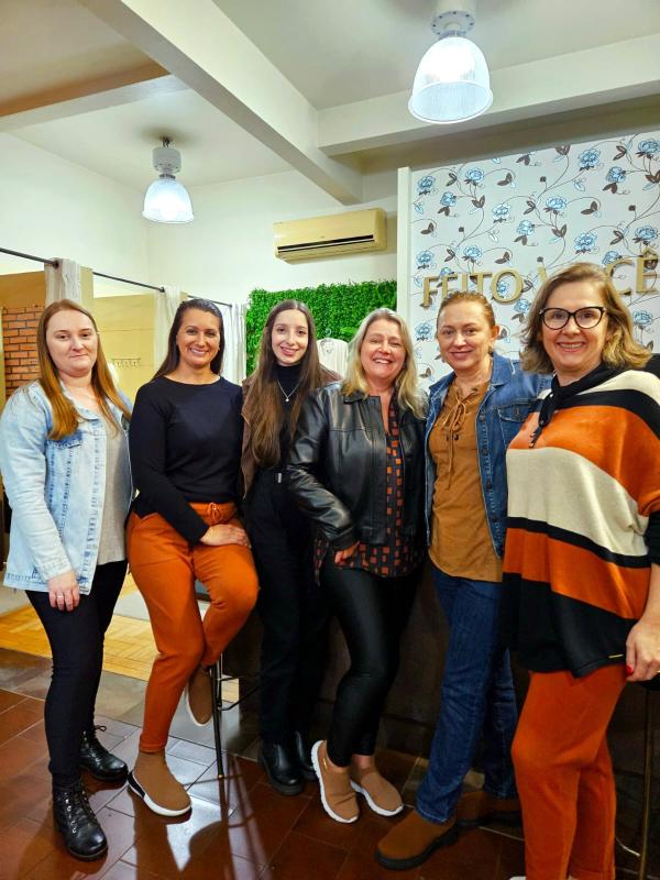 A loja Feito Você completou 28 anos na sexta-feira, dia 21 de junho. Na foto, a equipe formada por Mari, Margarete, Vitoria, Ane, Rosa e Sandra