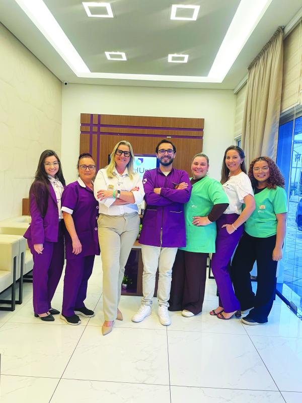 A Oral Unic Dois Irmãos completou 2 anos, no dia 27 de outubro. Na foto: Roberta, Gilvana, Fabiane, Dr. Luis Alberto, Luana, Cássia e Bárbara