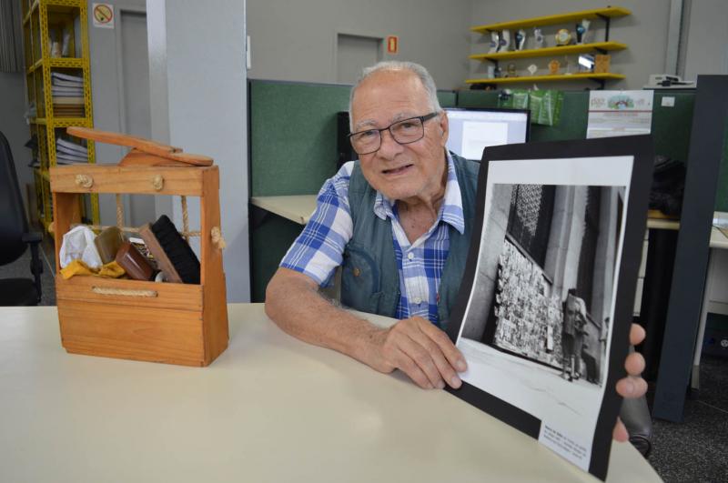 Octacílio segura fotografia que tirou na década de 60